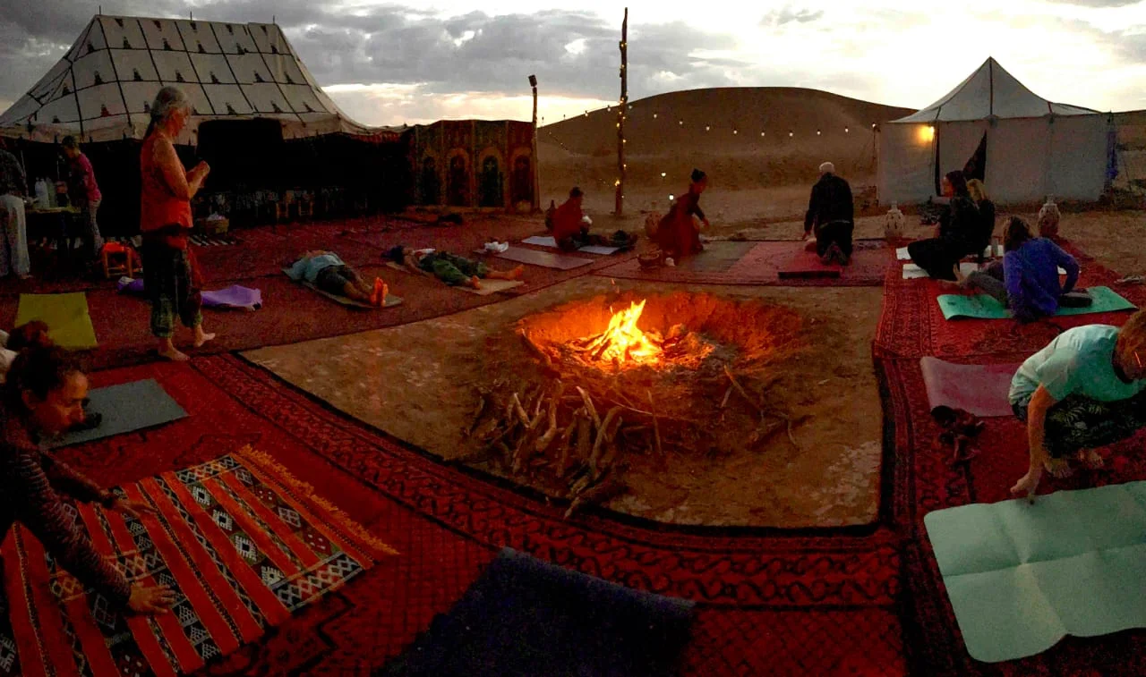 Bivouac au bord des dunes du Sahara au coucher du soleil