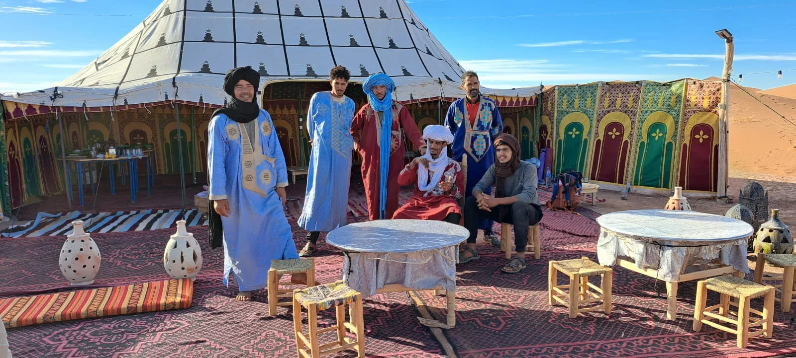 Bivouac marocain avec hôtes locaux et espace ombragé