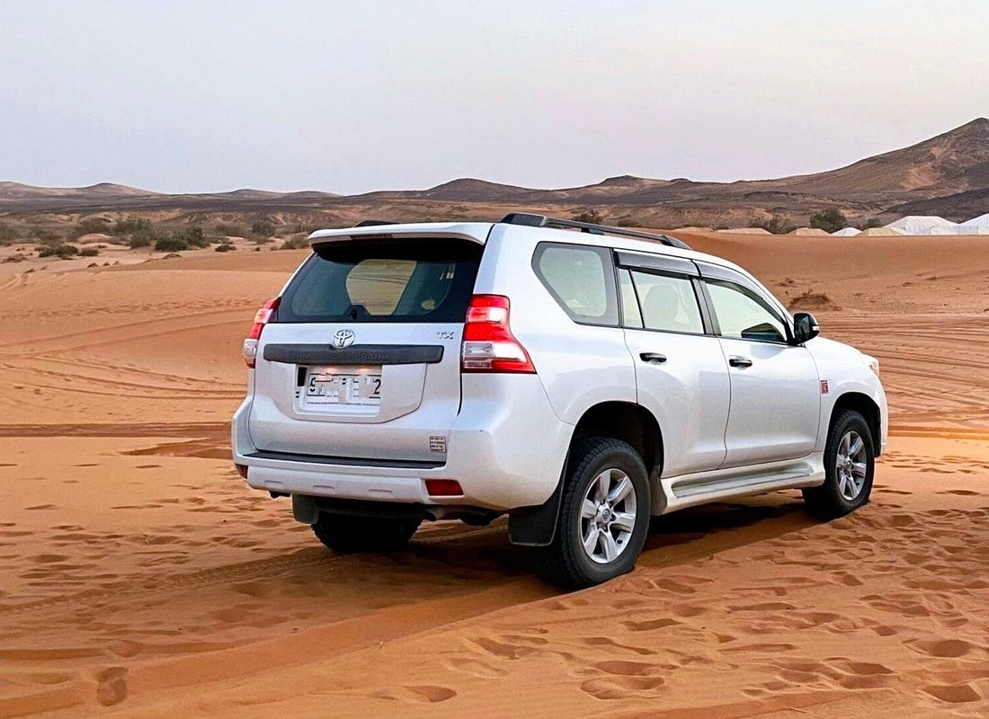 Véhicule 4x4 sur les pistes désertiques près de Merzouga