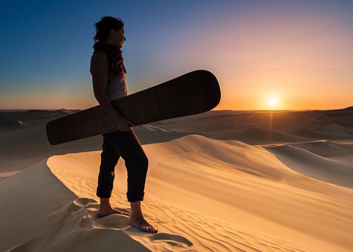 Sandboard sur les hautes dunes près de Merzouga